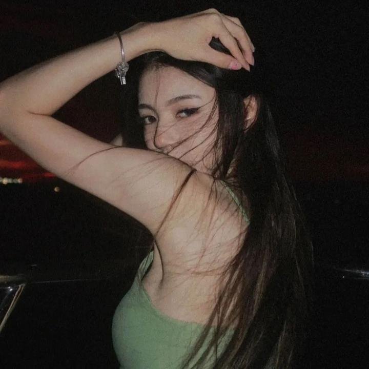 戴流苏耳环的少女